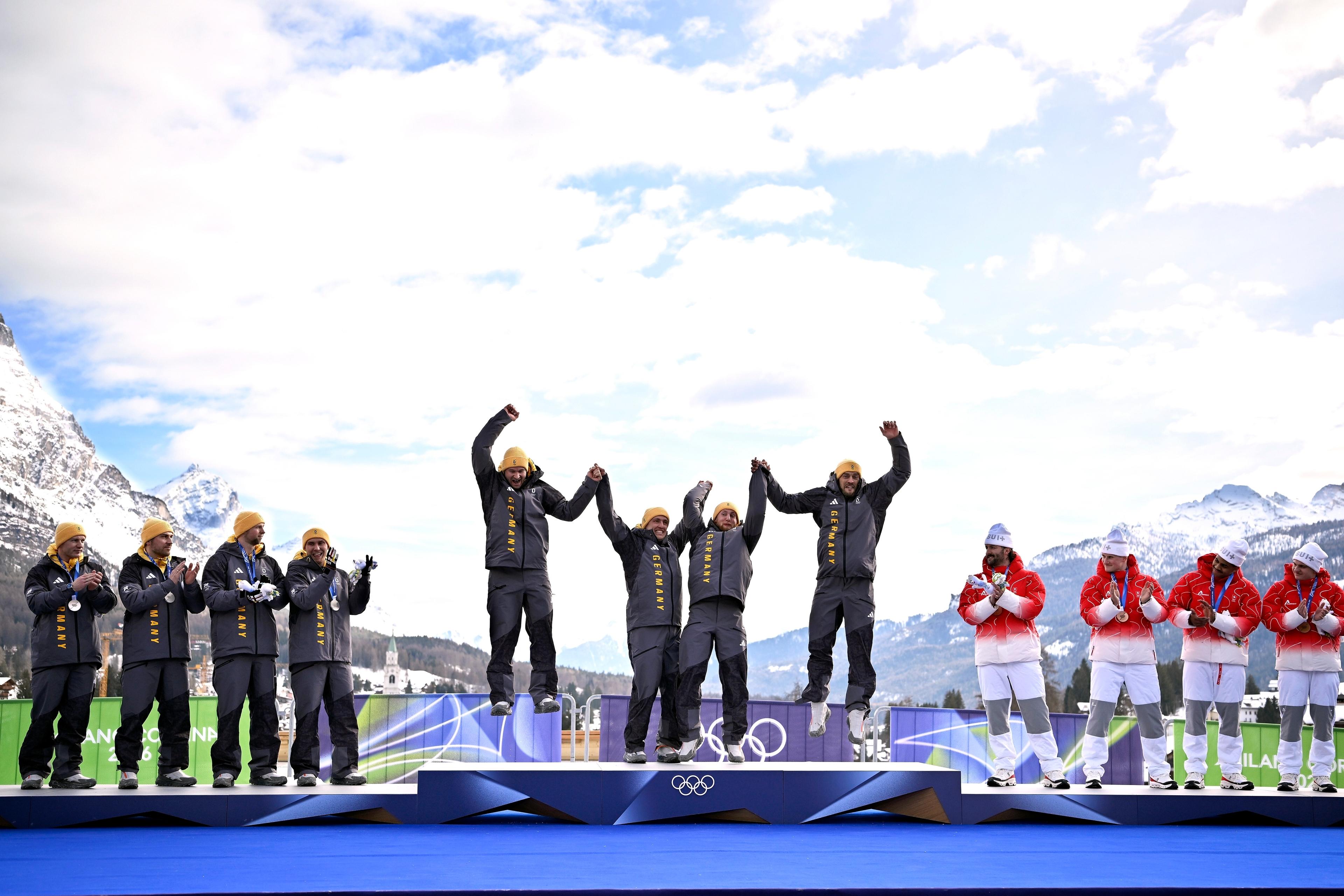 Die Olympiasieger im Viererbob bei der Siegerehrung