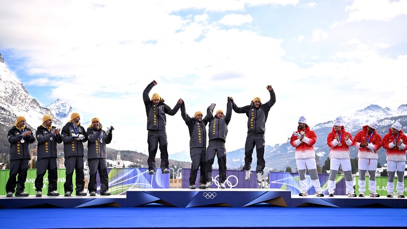 Die Olympiasieger im Viererbob bei der Siegerehrung | Bild: picture alliance / Laci Perenyi | R4039 Die Olympiasieger im Viererbob bei der Siegerehrung