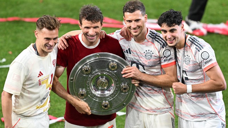 FC-Bayern-Profis mit der Meisterschale | Bild: picture-alliance/dpa FC-Bayern-Profis mit der Meisterschale