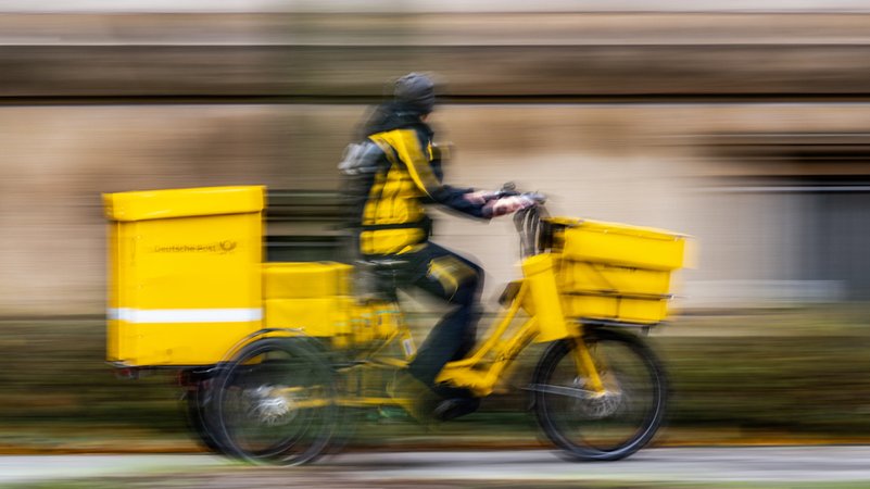 Ein Postbote auf dem Fahrrad