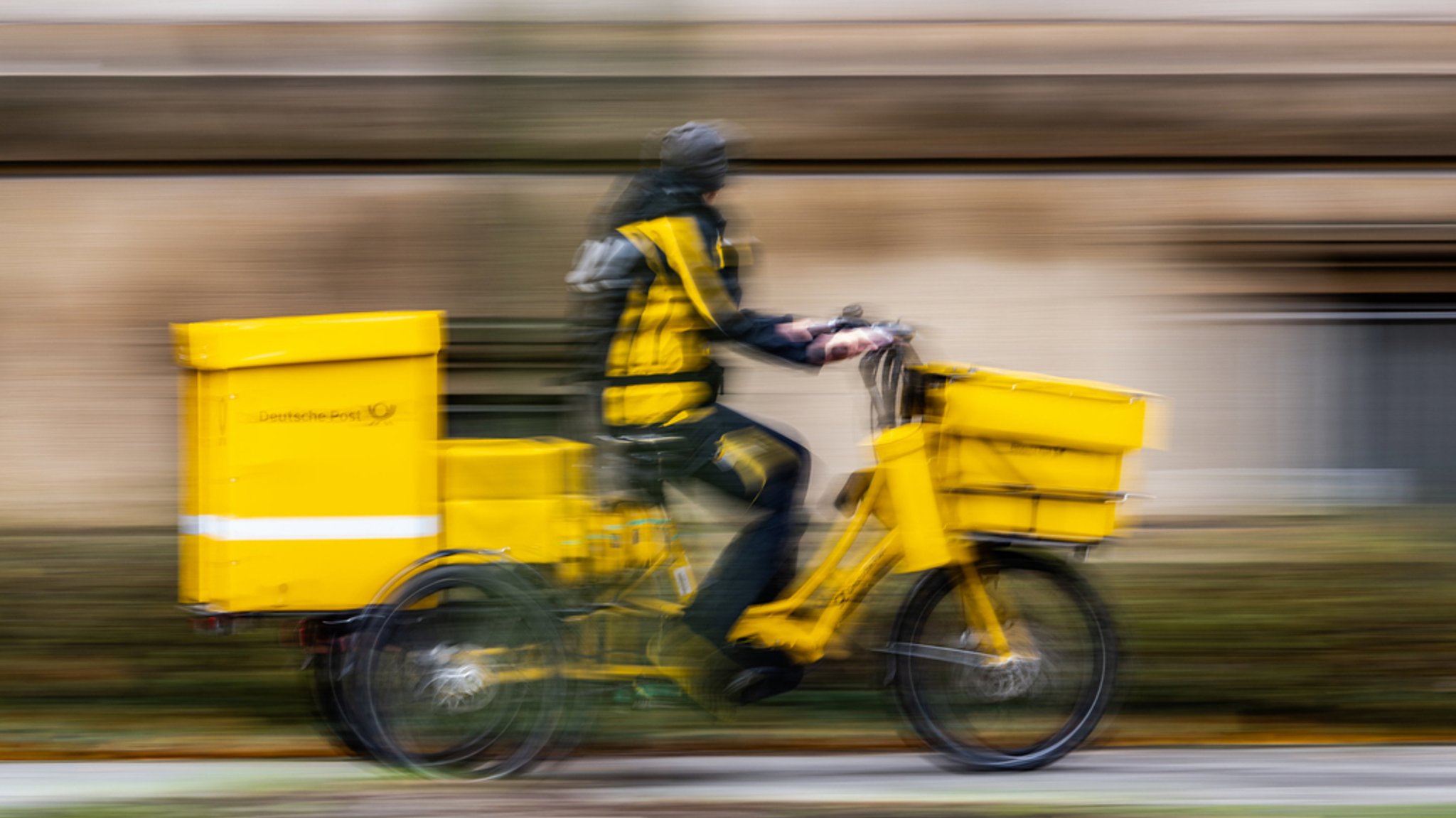 Ein Postbote auf dem Fahrrad