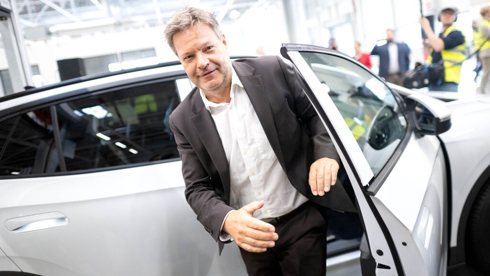 20.09.2024, Niedersachsen, Emden: Robert Habeck (Bündnis 90/Die Grünen), Bundesminister für Wirtschaft und Klimaschutz, bei einem Rundgang durch die Elektro-Montage des VW-Werkes Emden. Auf einer Reise durch den Nordwesten besucht der Bundeswirtschaftsminister mehrere Unternehmen in Niedersachsen. Foto: Sina Schuldt/dpa +++ dpa-Bildfunk +++