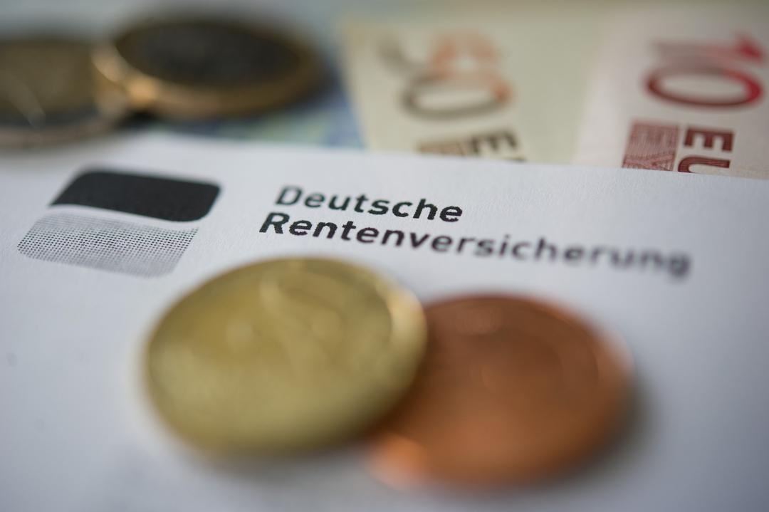 Geld und ein Blatt Papier mit der Aufschrift "Deutsche Rentenversicherung"