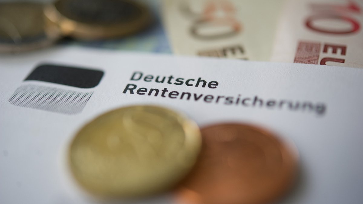 Geld und ein Blatt Papier mit der Aufschrift "Deutsche Rentenversicherung"