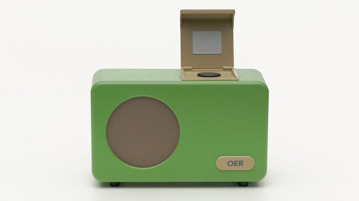 Man sieht ein grünes Kofferradio, das für Demenzkranke entwickelt wurde. 