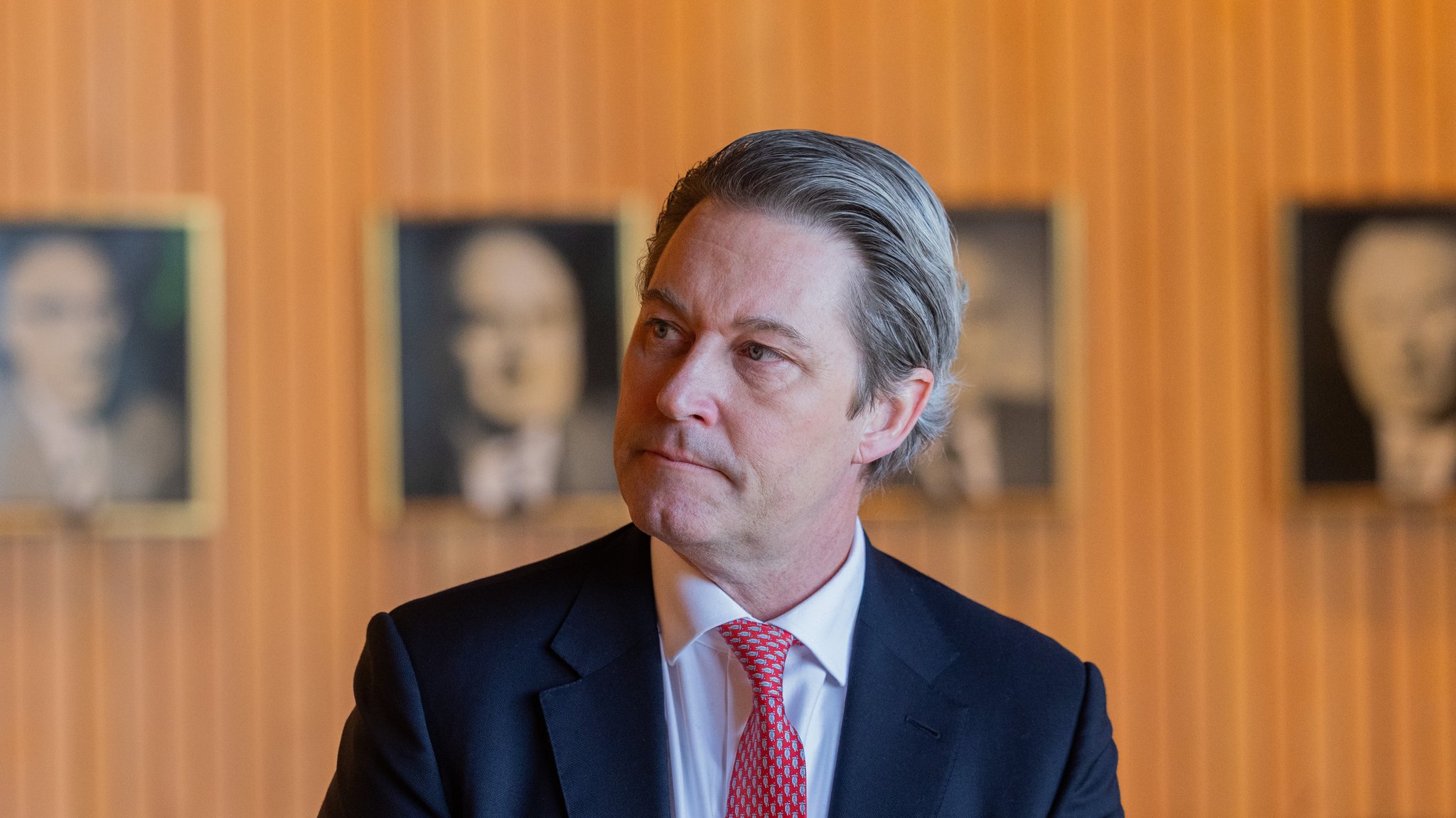 Dezember 2025: Andreas Scheuer (CSU), ehemaliger Bundesverkehrsminister, steht im Saal des Parlamentarischen Untersuchungsausschusses "Brückendesaster und Infrastrukturstau" im Landtag. | Bild: picture alliance/dpa | Rolf Vennenbernd Dezember 2025: Andreas Scheuer (CSU), ehemaliger Bundesverkehrsminister, steht im Saal des Parlamentarischen Untersuchungsausschusses "Brückendesaster und Infrastrukturstau" im Landtag.