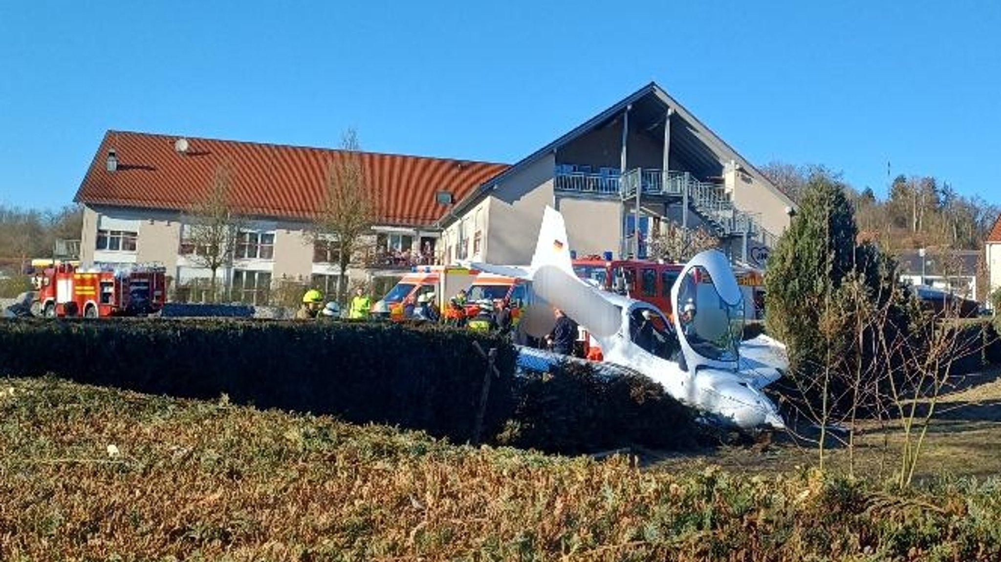 Ein Sportflugzeug musste am Sonntag in Windorf notlanden. 