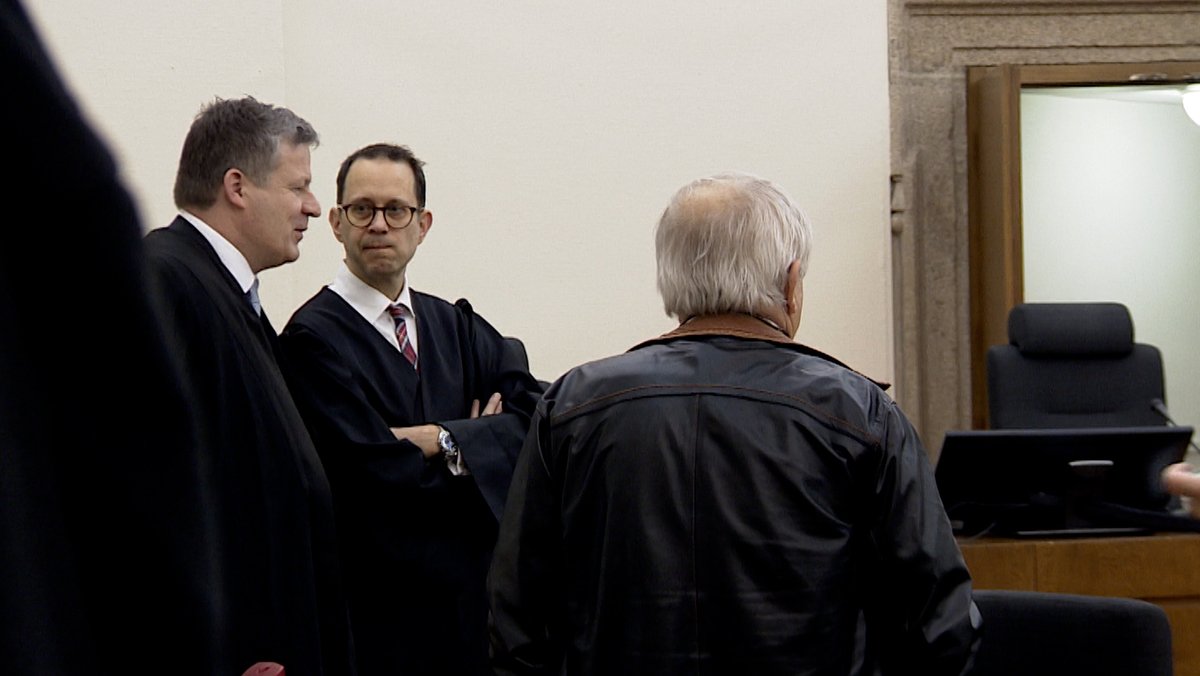 Der angeklagte Unternehmer mit zwei seiner Anwälte im Landgericht Passau