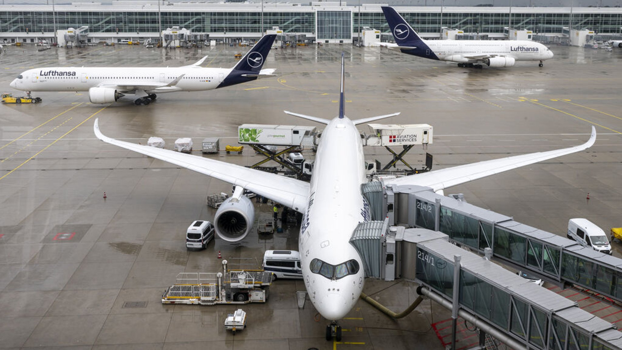 Flugzeuge stehen am Münchner Flughafen auf dem Vorfeld.