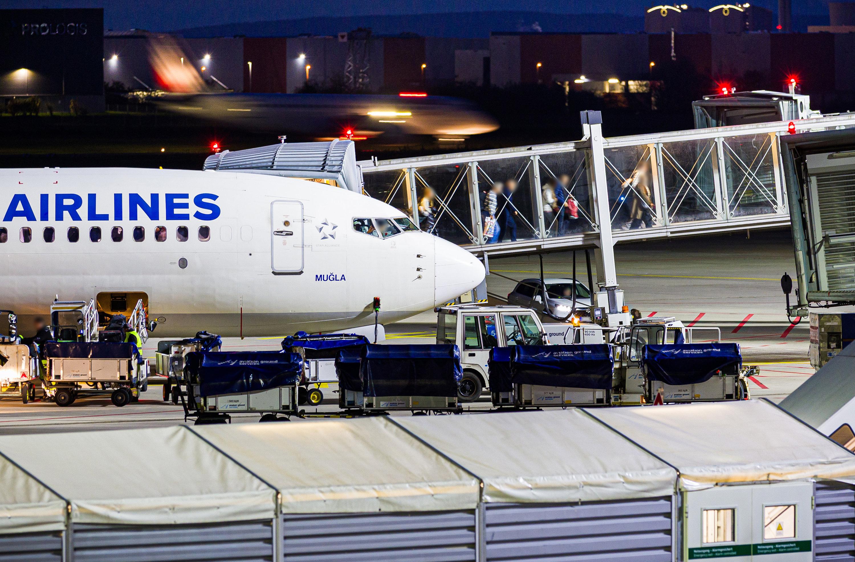 Afghanische Flüchtlinge verlassen ein Flugzeug, welches zuvor auf dem Flughafen Hannover-Langenhagen gelandet ist.