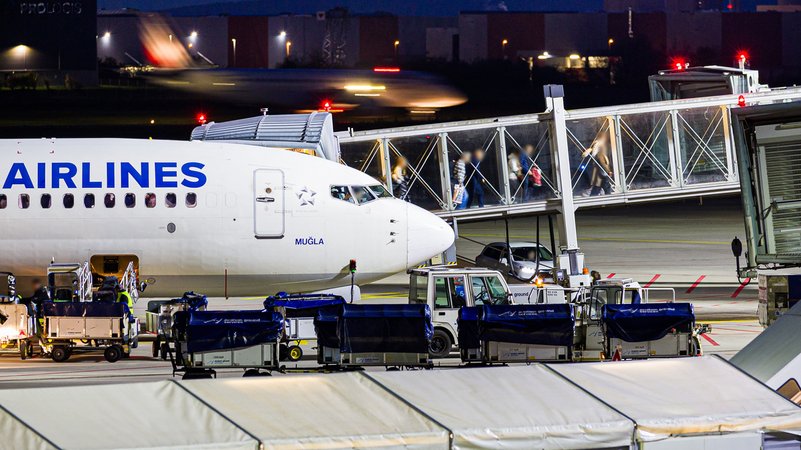 Afghanische Flüchtlinge verlassen ein Flugzeug, welches zuvor auf dem Flughafen Hannover-Langenhagen gelandet ist. | Bild: dpa-Bildfunk/Moritz Frankenberg Afghanische Flüchtlinge verlassen ein Flugzeug, welches zuvor auf dem Flughafen Hannover-Langenhagen gelandet ist.
