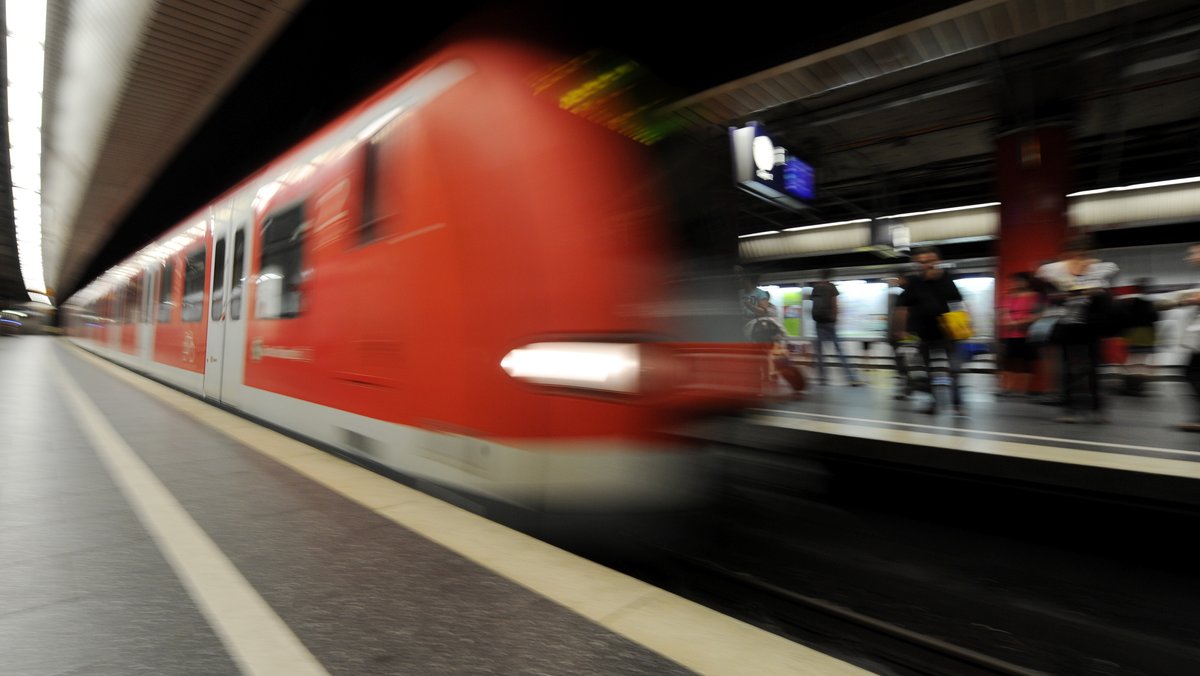Mann stößt Frau auf S-Bahngleis – Zug hält noch rechtzeitig