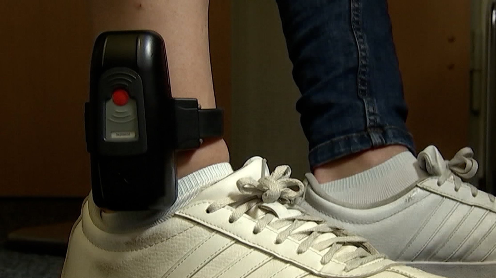 Gewalt gegen Frauen: Elektronische Fußfessel für Täter | Bild: BR Gewalt gegen Frauen: Elektronische Fußfessel für Täter