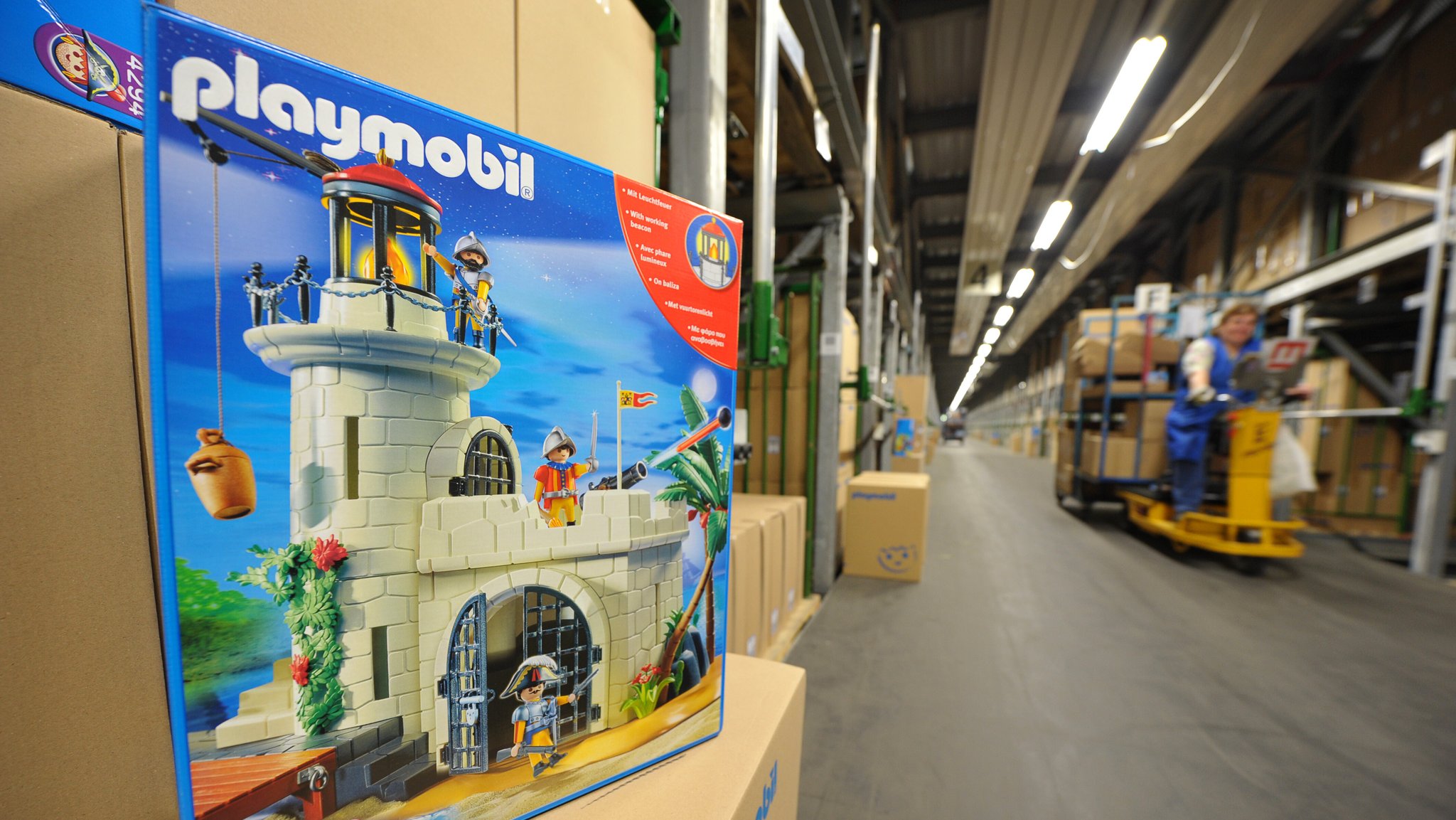 Eine Playmobilverpackung steht in einem Lager. 