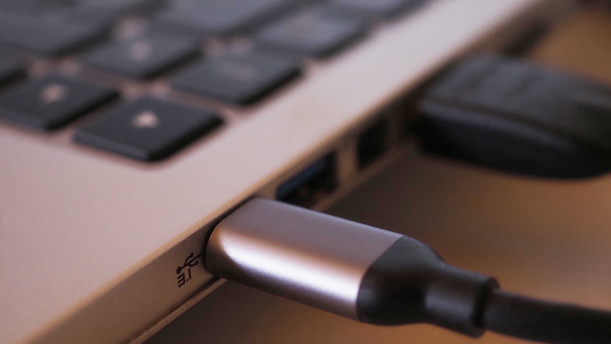 Notebook mit einem neuen USB-C-Ladekabel