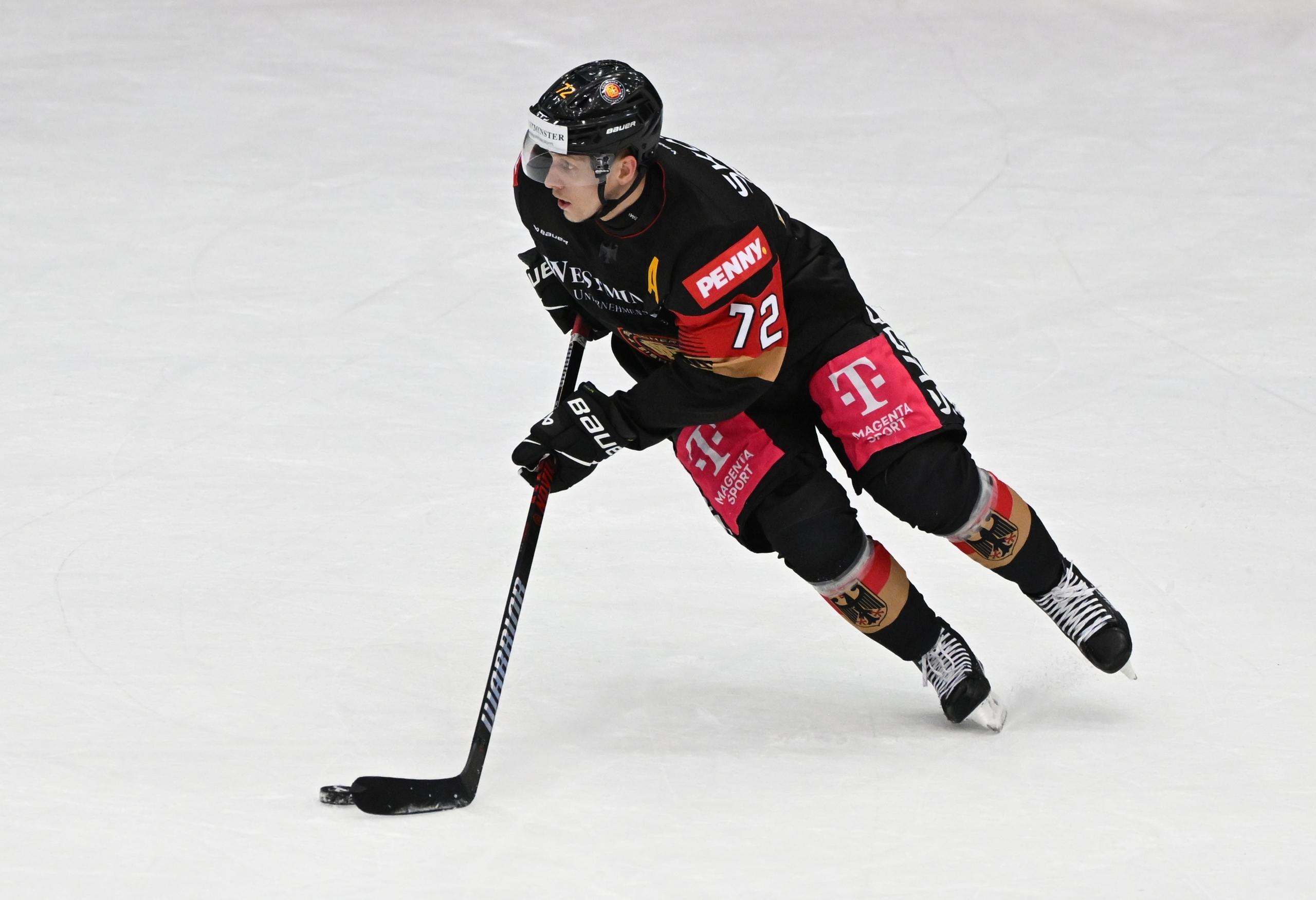 Deutschlands Dominik Kahun spielt den Puck