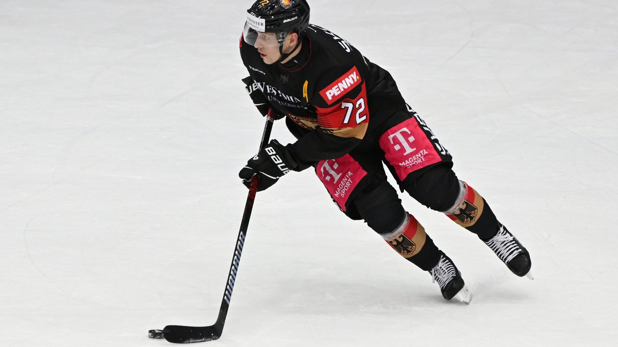 Deutschlands Dominik Kahun spielt den Puck