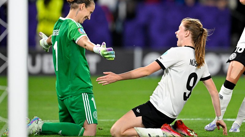 Viertelfinale, Frankreich - Deutschland, im St-Jakob-Park Basel (Schweiz). v.l. Torhueterin Ann-Katrin Berger (Deutschland) und Sjoeke Nuesken (Deutschland) jubeln | Bild: picture alliance / M.i.S. | Bernd Feil Viertelfinale, Frankreich - Deutschland, im St-Jakob-Park Basel (Schweiz). v.l. Torhueterin Ann-Katrin Berger (Deutschland) und Sjoeke Nuesken (Deutschland) jubeln