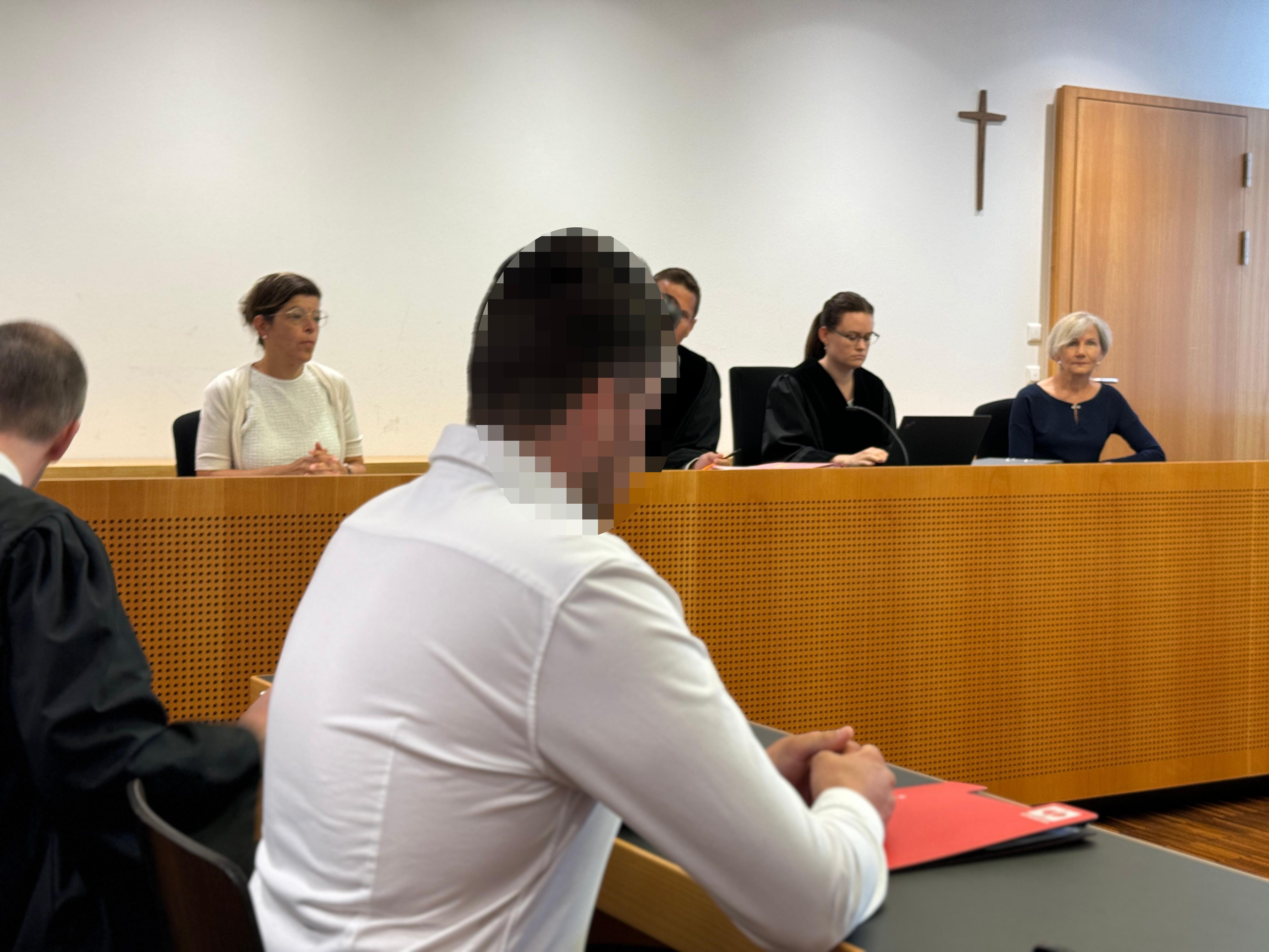 Der Angeklagte beim Prozessauftakt im Gerichtssaal