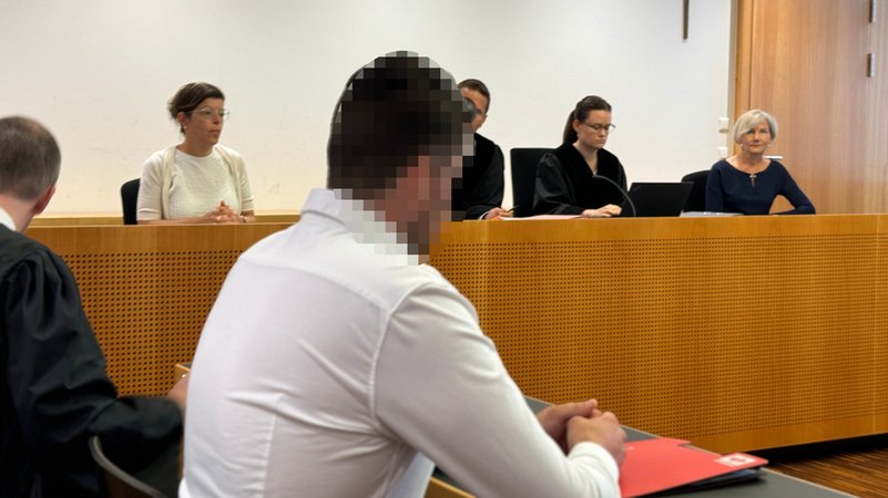 Der Angeklagte beim Prozessauftakt im Gerichtssaal | Bild: BR/René Kirsch Der Angeklagte beim Prozessauftakt im Gerichtssaal