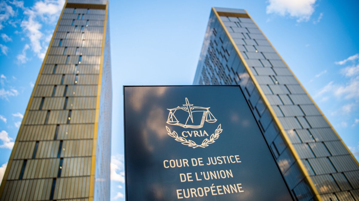 Luxemburg: Ein Schild mit der Aufschrift "Cour de Justice de l'union Européene" steht vor den Bürotürmen des Europäischen Gerichtshofs (EuGH).