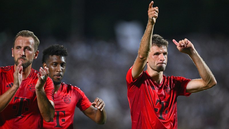 16.08.2024, Baden-Württemberg, Ulm: Fußball, DFB-Pokal, 1. Runde, SSV Ulm 1846 - Bayern München, Donaustadion: Münchens Thomas Müller (r), Münchens Kingsley Coman (M) und Münchens Harry Kane jubeln nach dem Spiel. WICHTIGER HINWEIS: Gemäß den Vorgaben der DFL Deutsche Fußball Liga bzw. des DFB Deutscher Fußball-Bund ist es untersagt, in dem Stadion und/oder vom Spiel angefertigte Fotoaufnahmen in Form von Sequenzbildern und/oder videoähnlichen Fotostrecken zu verwerten bzw. verwerten zu lassen. | Bild: dpa-Bildfunk/Tom Weller 16.08.2024, Baden-Württemberg, Ulm: Fußball, DFB-Pokal, 1. Runde, SSV Ulm 1846 - Bayern München, Donaustadion: Münchens Thomas Müller (r), Münchens Kingsley Coman (M) und Münchens Harry Kane jubeln nach dem Spiel. WICHTIGER HINWEIS: Gemäß den Vorgaben der DFL Deutsche Fußball Liga bzw. des DFB Deutscher Fußball-Bund ist es untersagt, in dem Stadion und/oder vom Spiel angefertigte Fotoaufnahmen in Form von Sequenzbildern und/oder videoähnlichen Fotostrecken zu verwerten bzw. verwerten zu lassen.