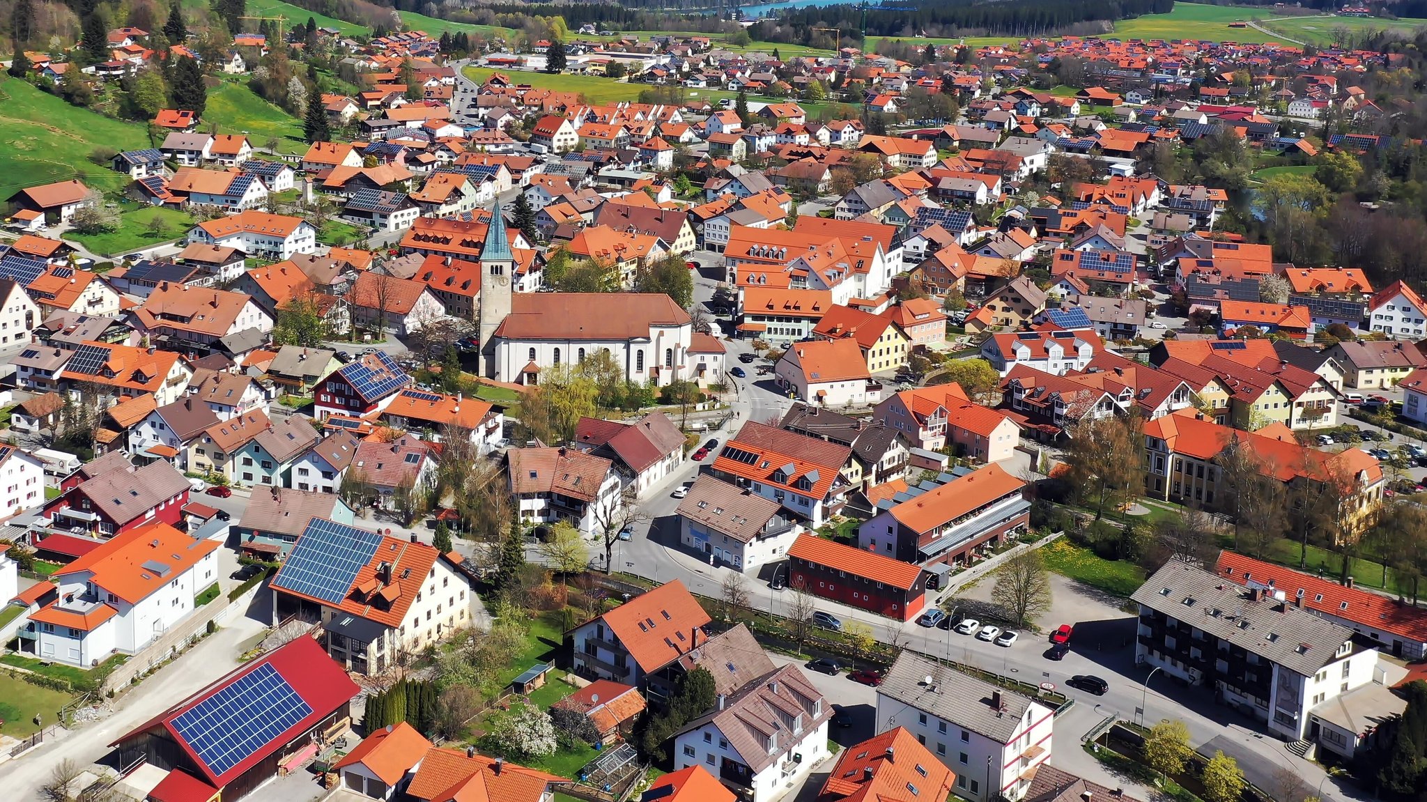 (Archivbild): Luftbild von Peiting mit der Kirche St. Michael