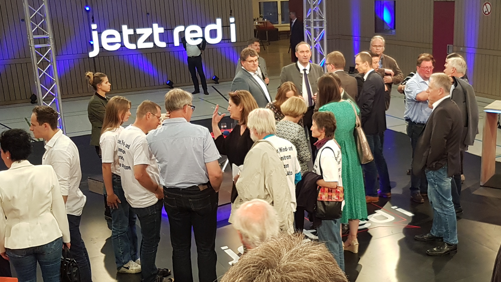 Auch nach der Sendung geht die Diskussion in Holzheim noch lange weiter.