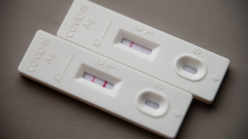 Zwei positive Corona-Schnelltest liegen nebeneinander. | Bild: dpa-Bildfunk/Sebastian Gollnow Zwei positive Corona-Schnelltest liegen nebeneinander.