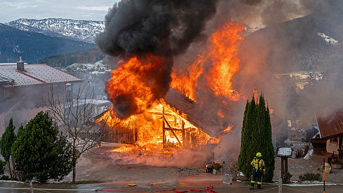 Großbrand am Untersalzberg: Stallgebäude abgebrannt