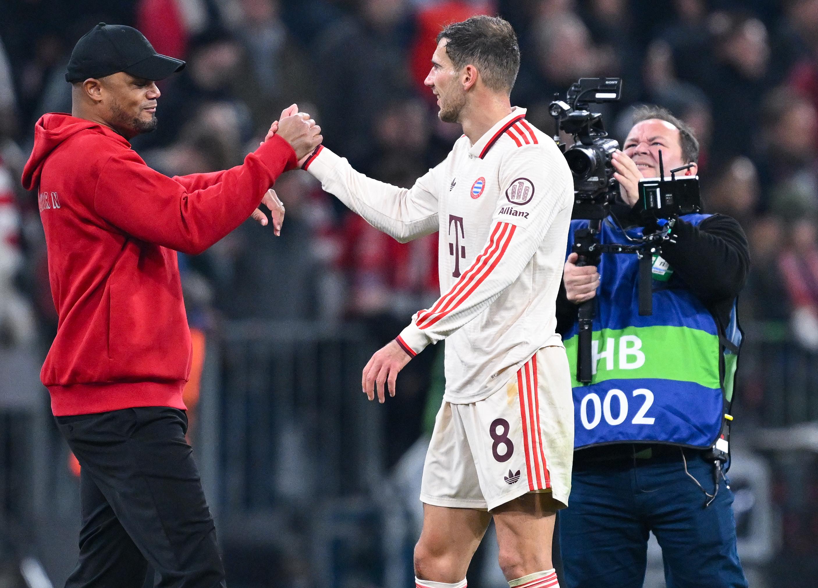 Bayern-Trainer Vincent Kompany gratuliert Leon Goretzka