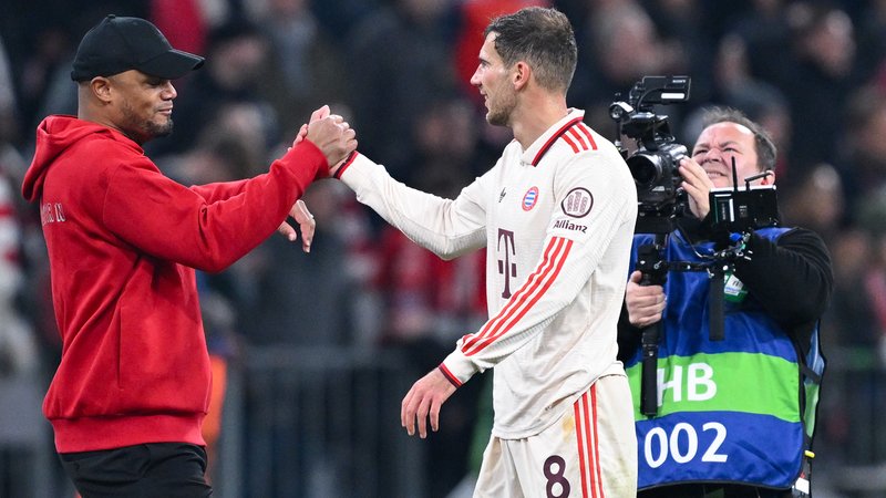 Bayern-Trainer Vincent Kompany gratuliert Leon Goretzka | Bild: picture-alliance/dpa Bayern-Trainer Vincent Kompany gratuliert Leon Goretzka