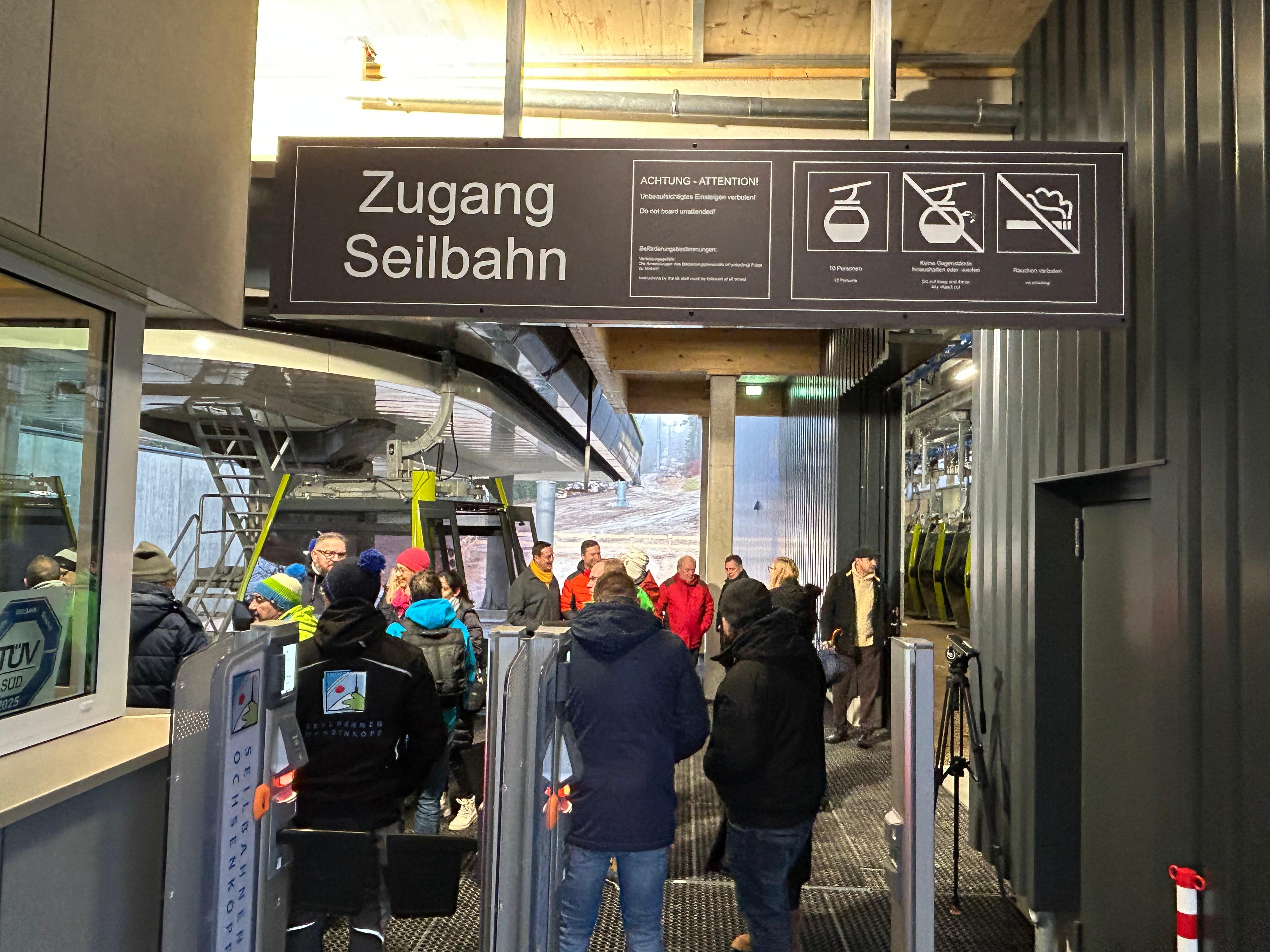 Mit der symbolischen Schlüsselübergabe wurde im Fichtelgebirge die neu gebaute Ochsenkopf Südbahn in Betrieb genommen.