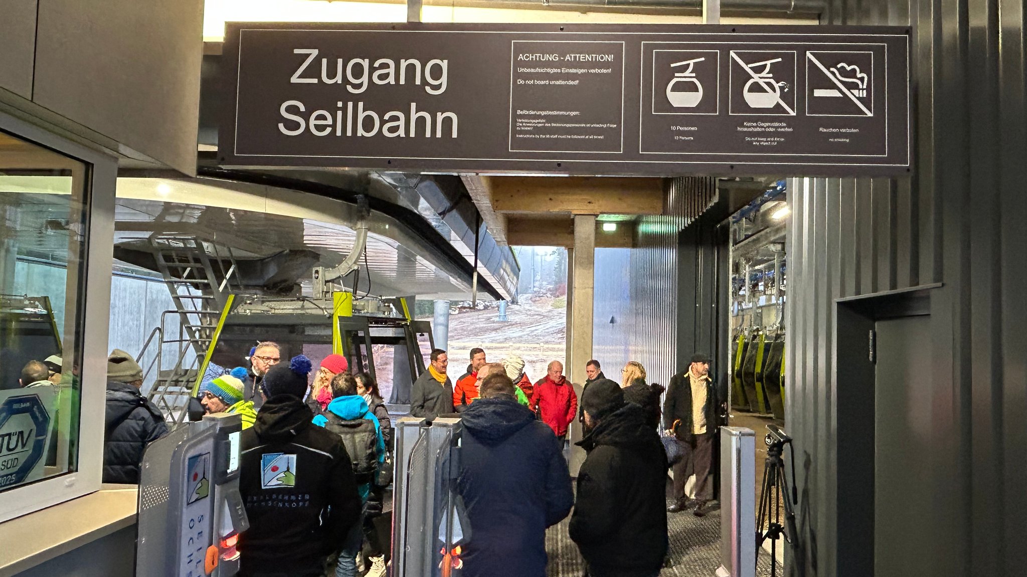 Mit der symbolischen Schlüsselübergabe wurde im Fichtelgebirge die neu gebaute Ochsenkopf Südbahn in Betrieb genommen.