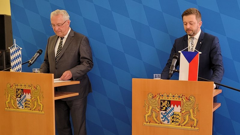 Der bayerische Innenminister Joachim Herrmann (CSU) und sein tschechischer Amtskollege Vit Rakušan am 12.09.2022 in München.