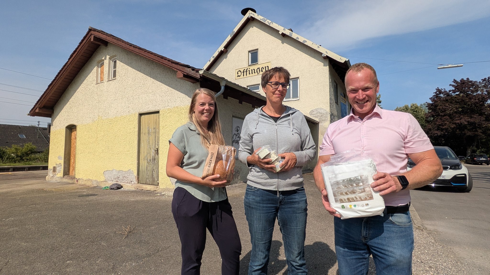 v.l.n.r.: Daniela Schmid und Heike Hoedt von der Initiative "Foodsharing" und Offingens Bürgermeister Thomas Wörz vor dem Offinger Bahnhof | Bild: BR/Peter Allgaier v.l.n.r.: Daniela Schmid und Heike Hoedt von der Initiative "Foodsharing" und Offingens Bürgermeister Thomas Wörz vor dem Offinger Bahnhof