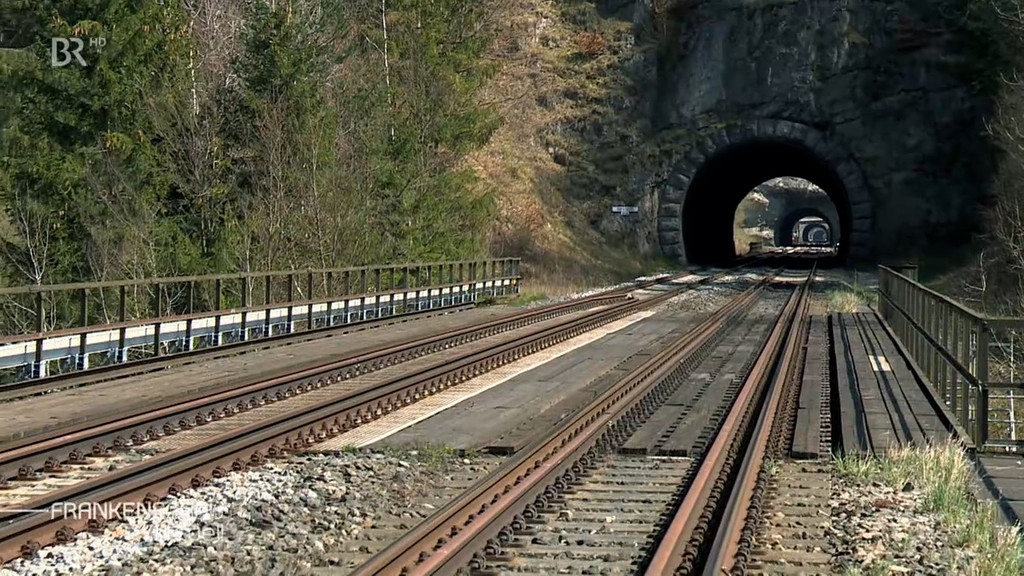 Eine nicht-elektrifizierte Bahnstrecke, deren Gleise durch ein Tunnel gehen.