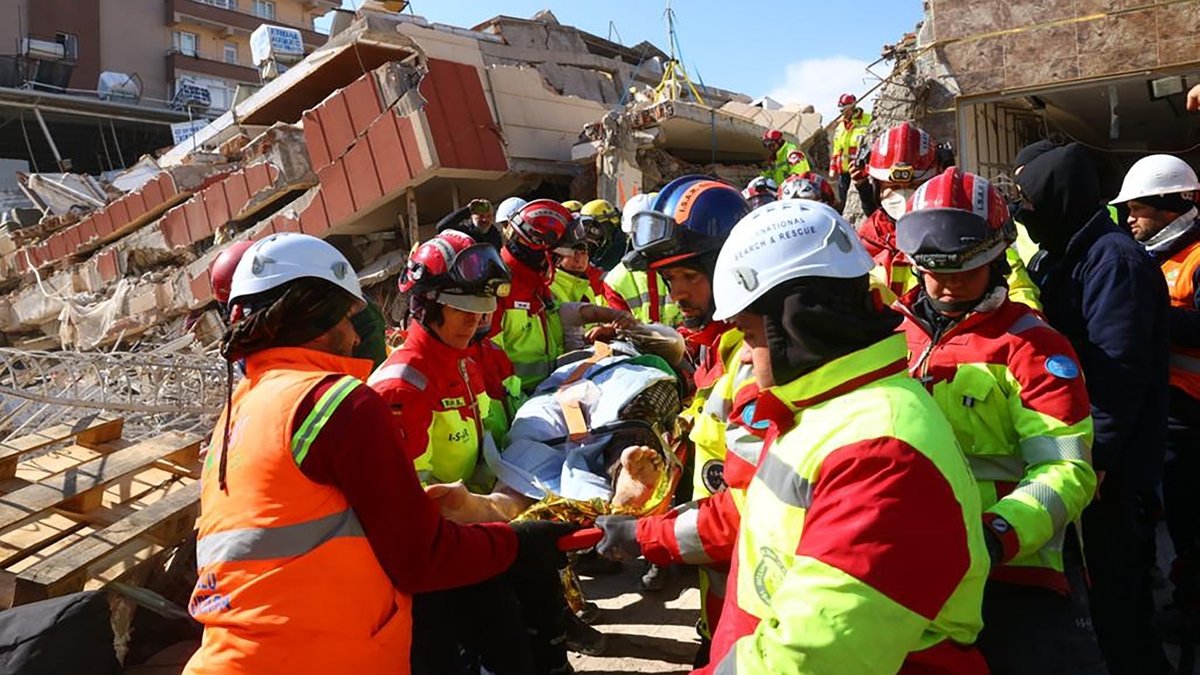 Viele Helfer bergen einen Verletzten aus den Trümmern