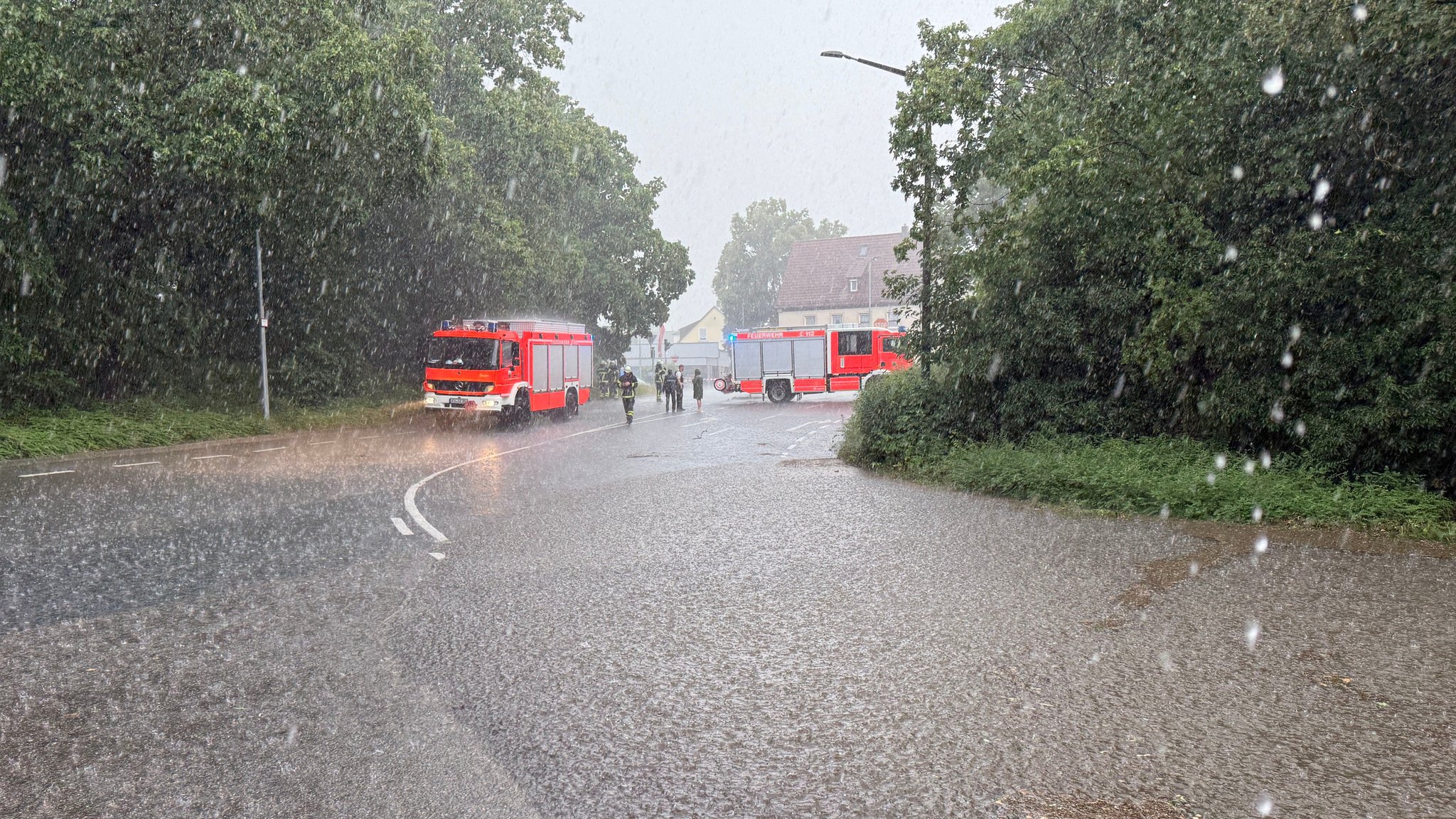 Überflutete Straße in Mittelfranken | Bild: News5/Merzbach Überflutete Straße in Mittelfranken