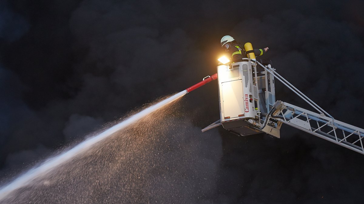 Archivbild: Feuerwehrleute beim Brand eines Reifenlagers im Einsatz