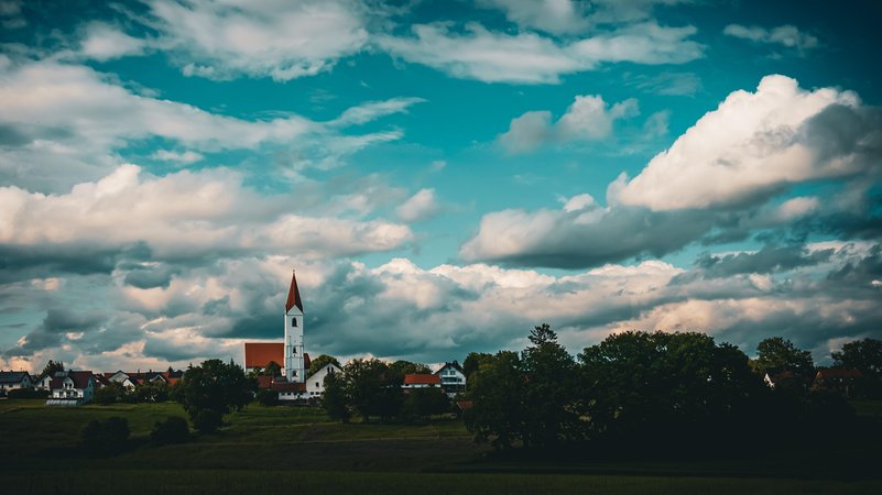 Ein Mix aus Sonne und Wolken: Die erste Juliwoche in Bayern wird wechselhaft | Bild: picture alliance / CHROMORANGE | Linda Brotkorb Ein Mix aus Sonne und Wolken: Die erste Juliwoche in Bayern wird wechselhaft