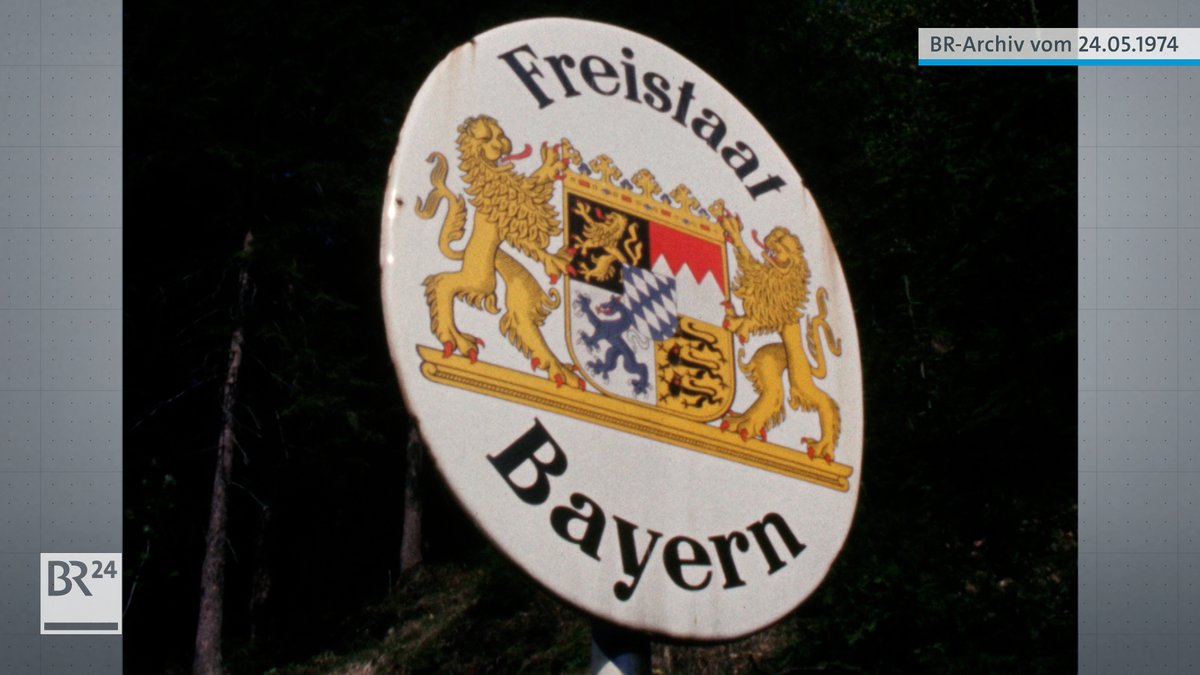 Schild mit Aufschrift "Freistaat Bayern" und Wappen