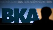 Das Bild zeigt den Schatten eines Menschen vor dem Logo des Bundeskriminalamts (BKA) | Bild:picture alliance/dpa | Arne Dedert