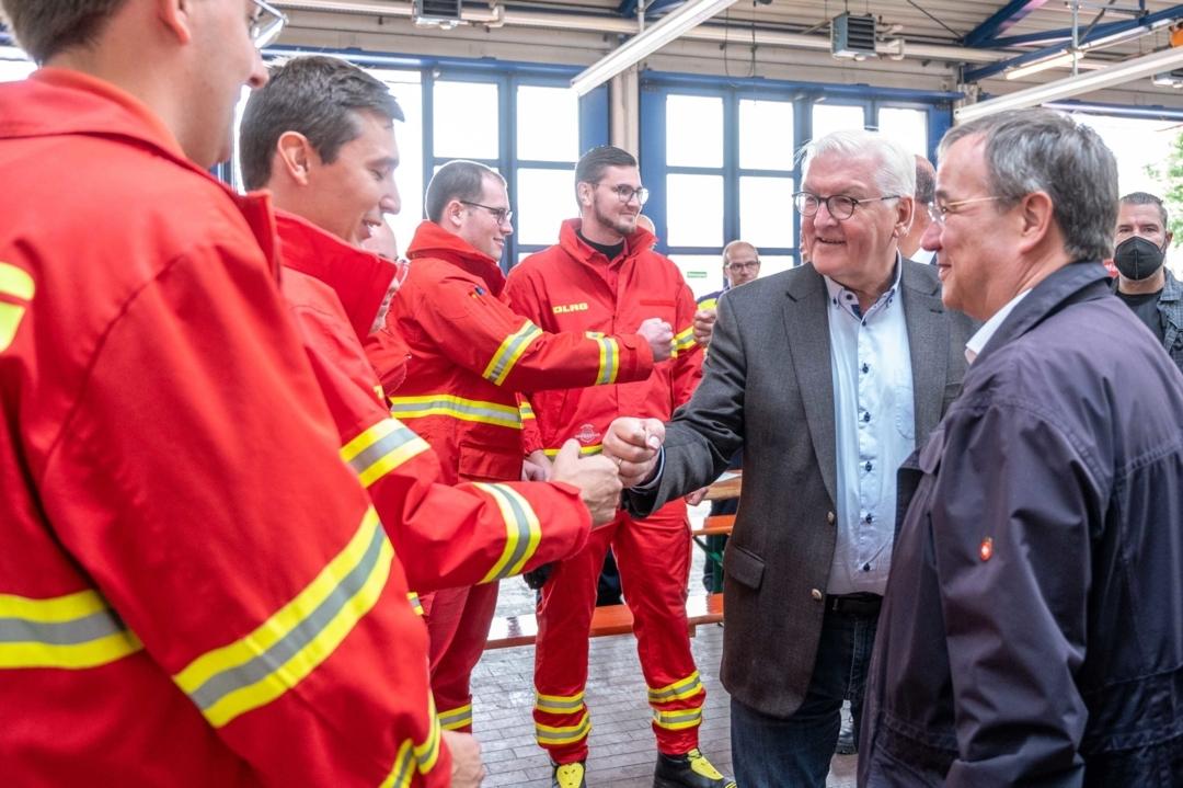 Steinmeier und Laschet machen sich in Erftstadt-Blessem ein Bild von den Zerstörungen durch die Flut. | Bild:dpa-Bildfunk/Marius Becker 