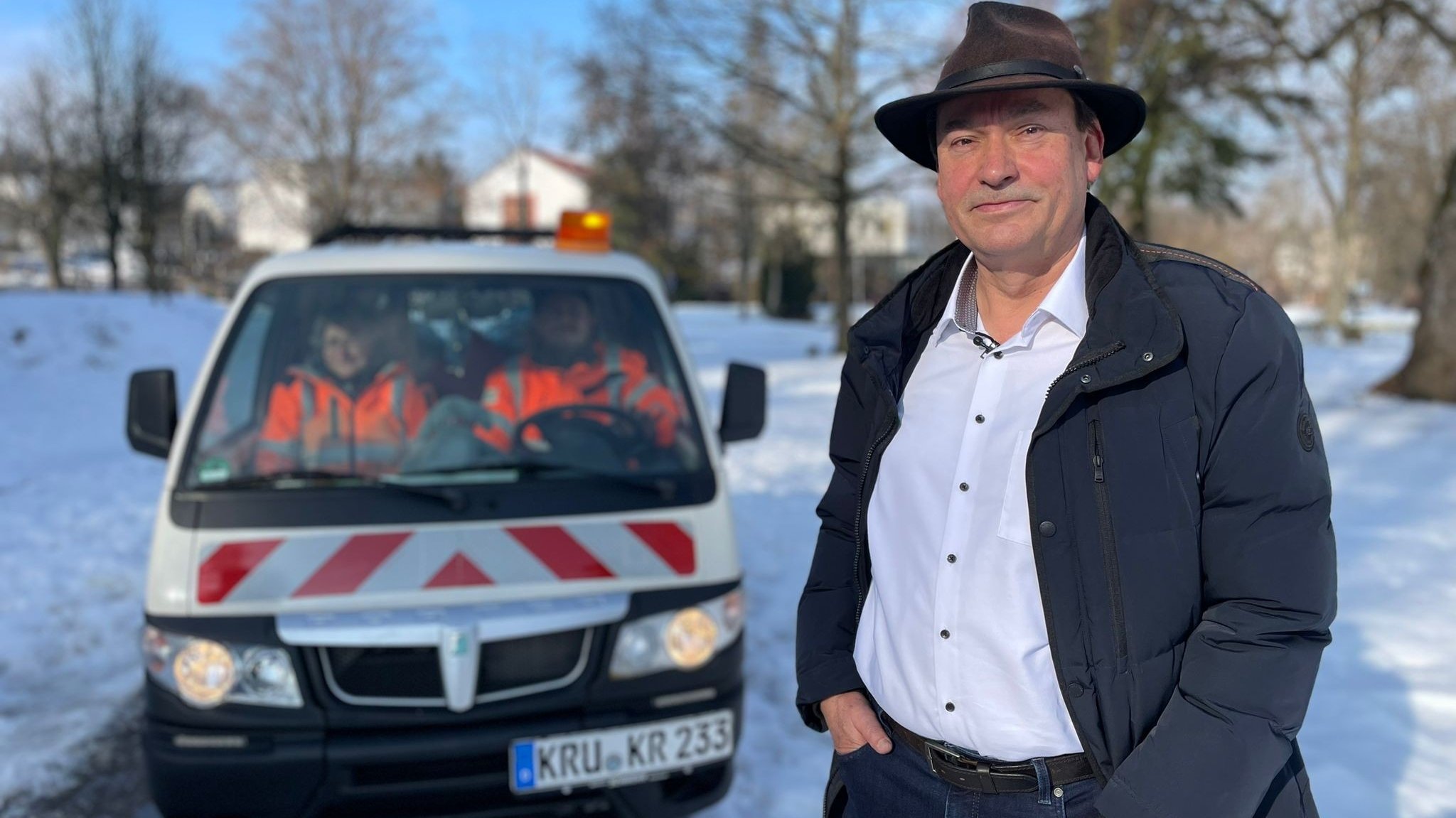 Hubert Fischer, Bürgermeister von Krumbach, mit Mitarbeitern des Bauhofs im Kleintransporter