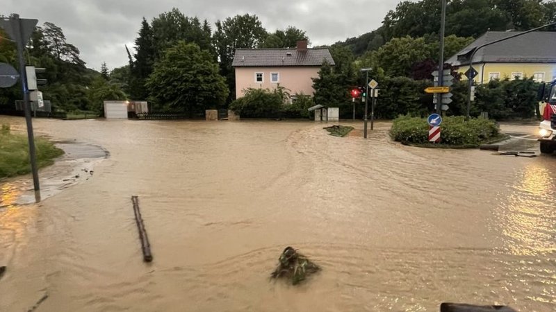 Eine Kreuzung in Landshut komplett unter Wasser