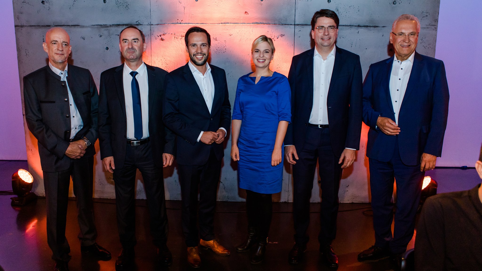 Die Vertreter der im Landtag vertretenen Parteien vor der ersten TV-Debatte im Bayerischen Rundfunk