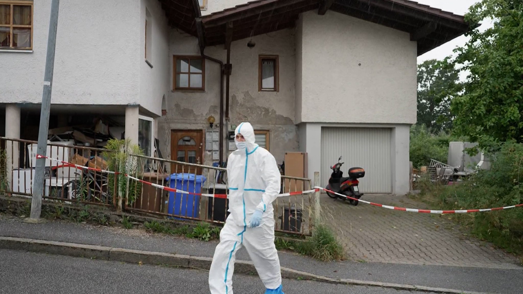 Ermittler am Fundort der Leichen in Zwiesel