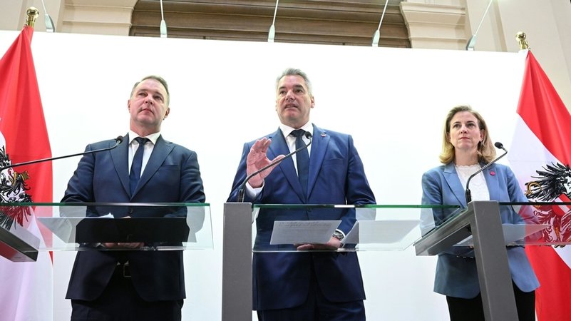 SPÖ-Chef Andreas Babler (l-r), ÖVP-Chef und Bundeskanzler von Österreich Karl Nehammer und NEOS-Chefin Beate Meinl-Reisinger | Bild: dpa-Bildfunk/Helmut Fohringer SPÖ-Chef Andreas Babler (l-r), ÖVP-Chef und Bundeskanzler von Österreich Karl Nehammer und NEOS-Chefin Beate Meinl-Reisinger