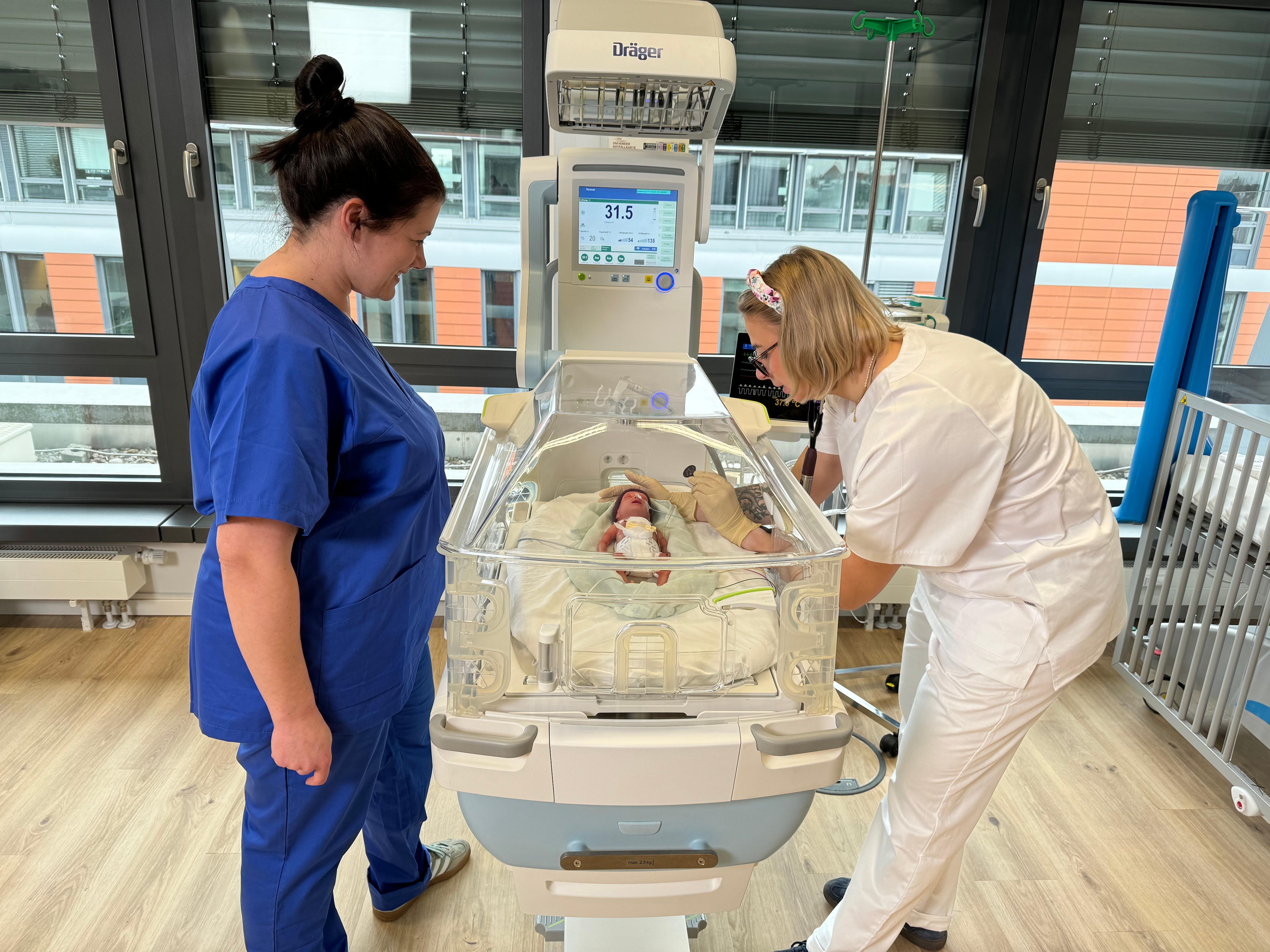 Lernen an einem Simulationsbaby: Eine Pflegestudentin der Hochschule München übt den Ernstfall "Atemnot" an einer täuschend echten Puppe.